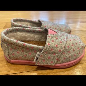 Adorable Tom’s Kids toddler size 6 velcro shoes!!